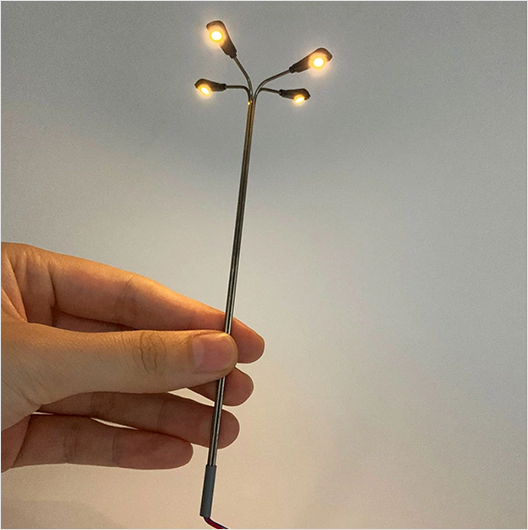 OO Scale | 3-Volt Modern Four-Headed Street Light (2 pack)