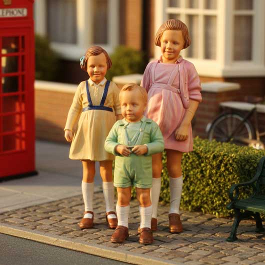 OO Scale Ready to Paint 1950s Children Standing