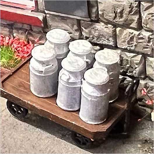 Model Railway Bits MRB38 OO/HO Gauge Half Sized Modern Milk Churns (Pack 20