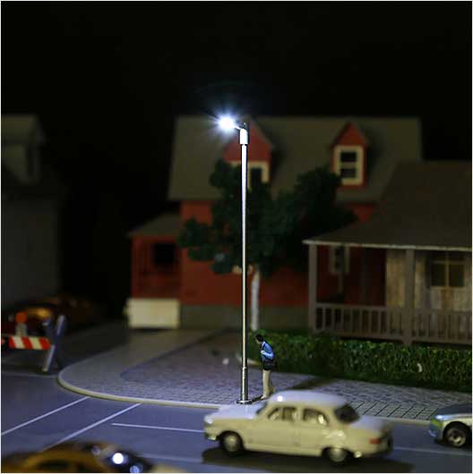 OO Scale | 3-Volt Modern Single-Head Street Light - Type 3 (2 pack)