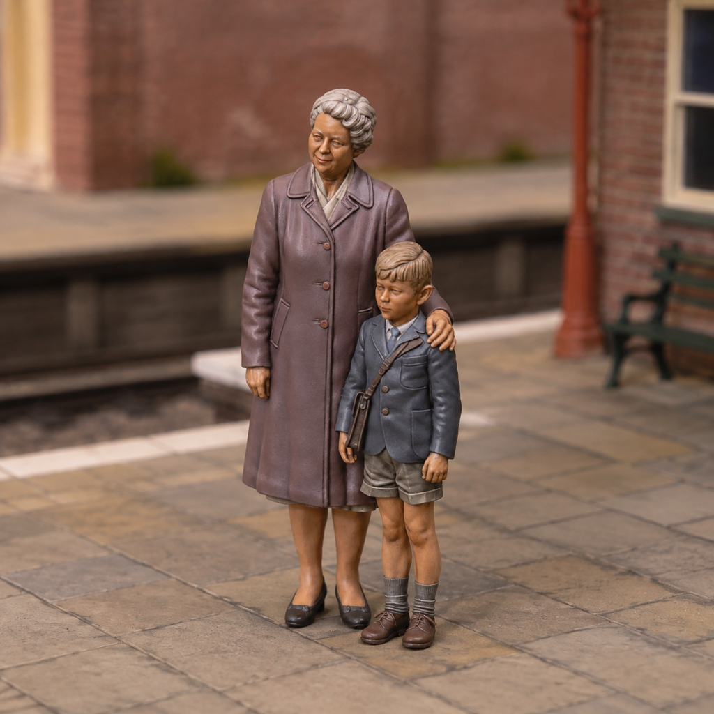 OO Scale Ready to Paint 1950s Mother And Son