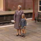 OO Scale Ready to Paint 1950s Mother And Son