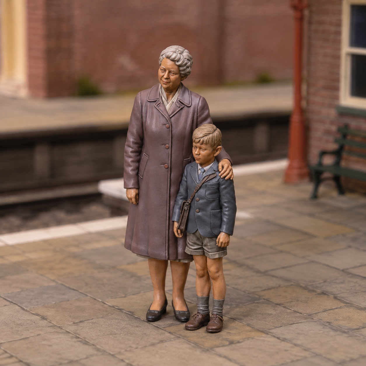 OO Scale Ready to Paint 1950s Mother And Son